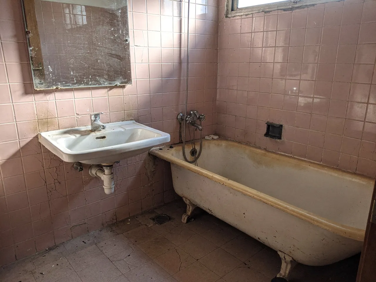 Baño antiguo con bañera y lavabo antes de la reforma
