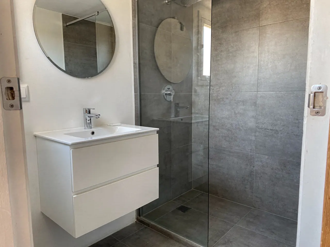 Baño recién reformado por Reformas Pisuerga en Valladolid, con plato de ducha y azulejo nuevo
